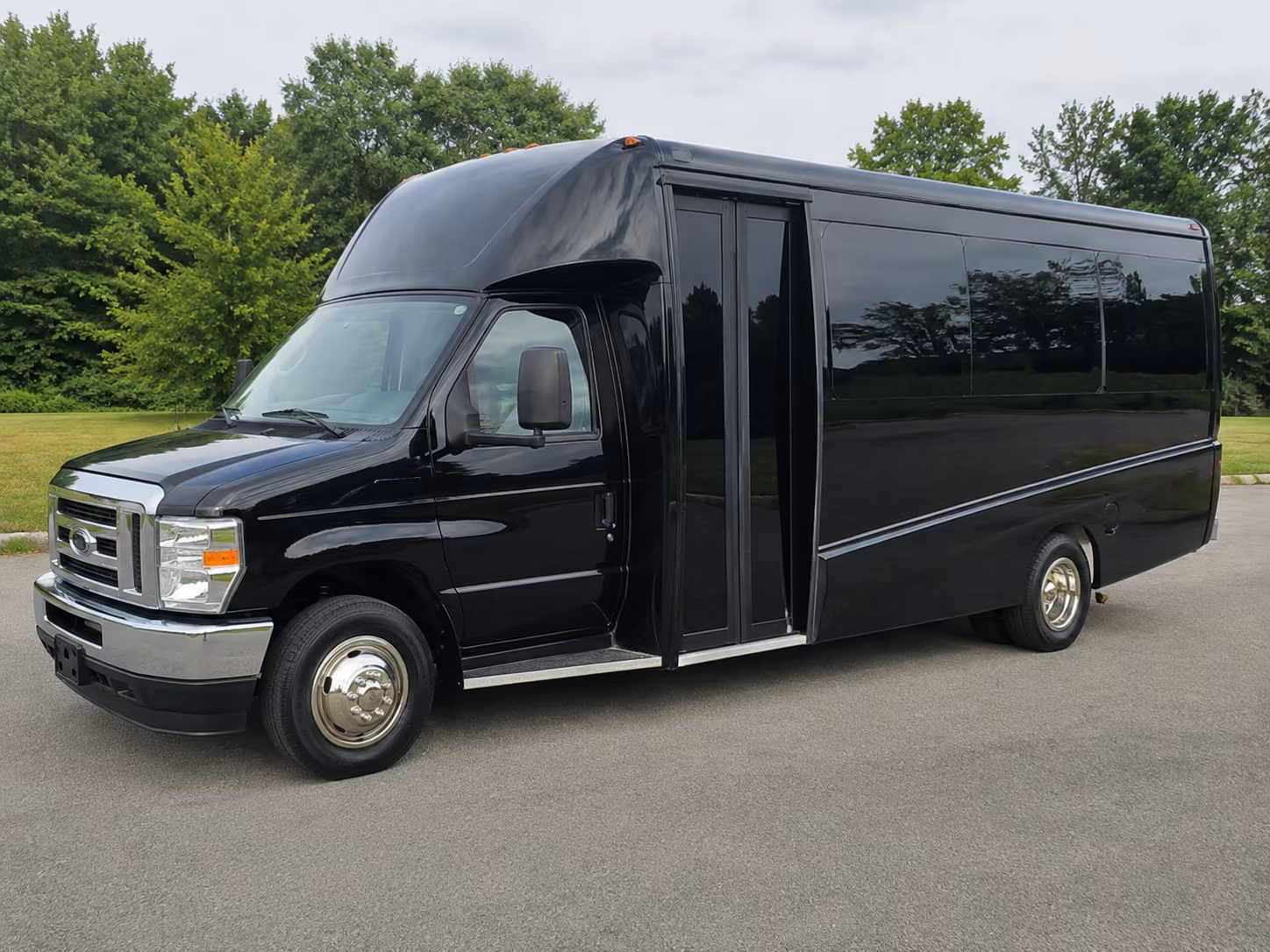 minibus rentals for canyon and hillside venues near lake forest